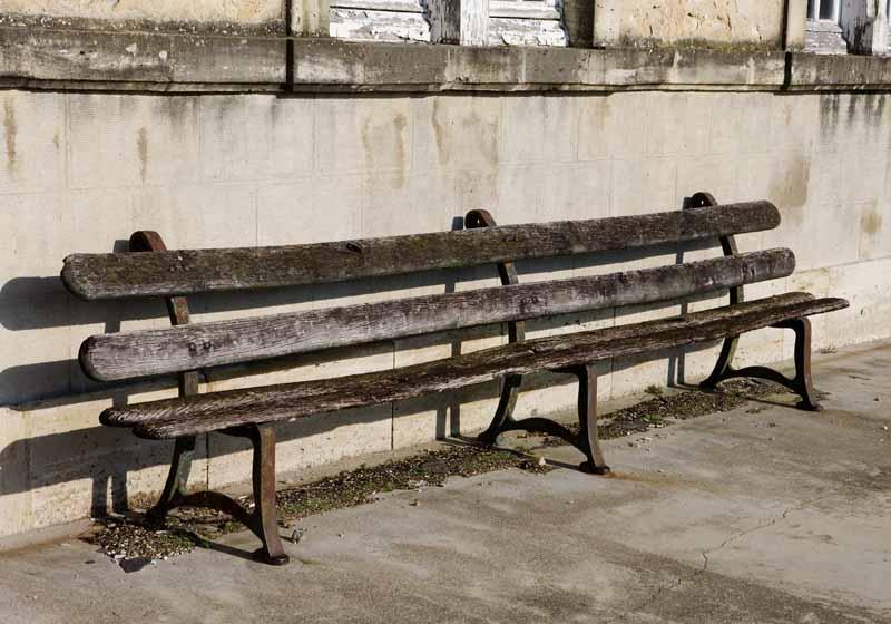 Bâtiment dit 'Lourdes'. Cour : banc (2).