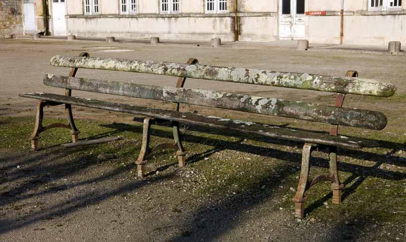 Bâtiment dit 'Lourdes'. Cour : banc (1).