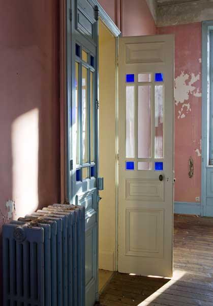 Bâtiment dit 'Lourdes'. Vue intérieure : porte du dortoir, au 2e étage.