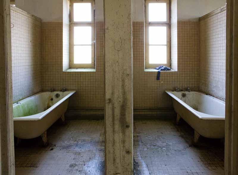 Bâtiment dit 'Sainte-Marie', ou bains douches. Vue intérieure : baignoires.