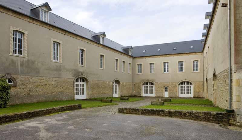 Logements de la Communauté. Vue prise de l'est.