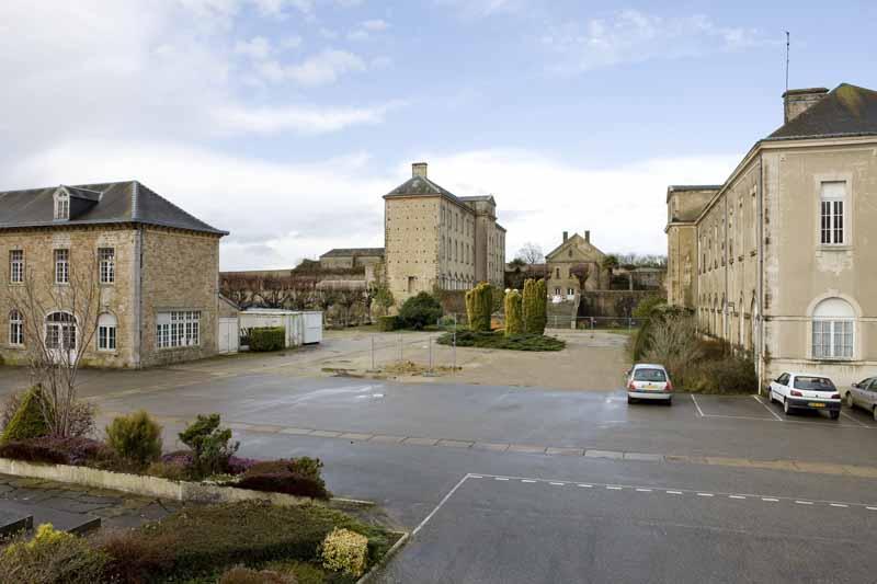 Vue partielle, prise du nord-est : bâtiment dit Le Médico (1er plan à gauche), bâtiment dit Sainte-Claire (1er plan à droite), bâtiment dit Lourdes (en retrait à gauche), bâtiment des bains-douches dit Sainte-Marie (au fond, au centre)