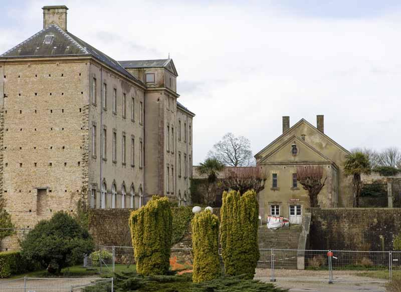 Bâtiment 'Lourdes' et bains douches. Vue prise de l'est.