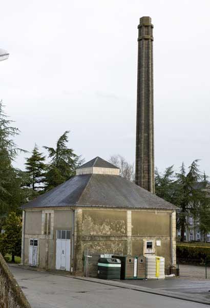 Chaufferie et cheminée. Vue prise du sud-ouest.