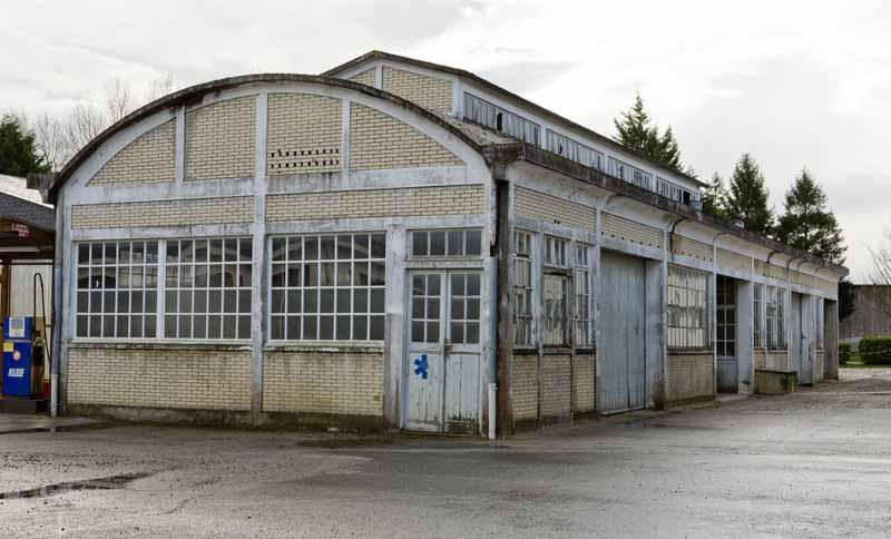 Garage et atelier. Vue prise du nord.