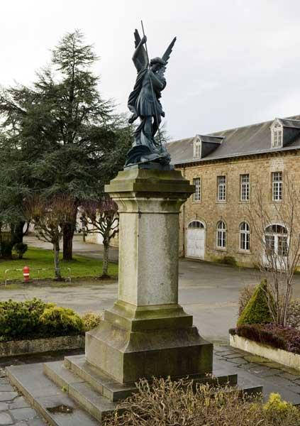 Bâtiment dit 'le Médico' (bâtiment qui accueillait à l'origine des enfants, puis les caves, puis des ateliers, aujourd'hui lieu de stockages divers). Statue : saint Michel terrassant le dragon. Vue d'ensemble depuis le nord-est.