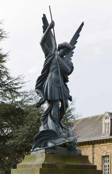 Bâtiment dit 'le Médico' (bâtiment qui accueillait à l'origine des enfants, puis les caves, puis des ateliers, aujourd'hui lieu de stockages divers). Statue : saint Michel terrassant le dragon. Vue d'ensemble depuis le nord-est.