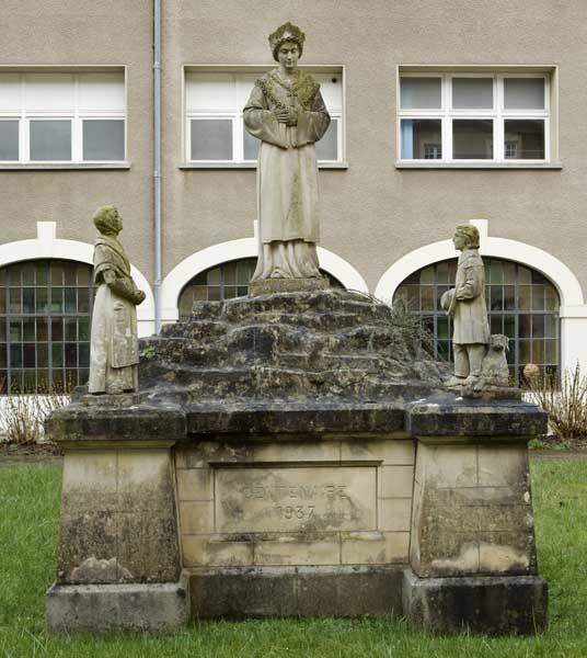 Bâtiment de la Maison de retraite 'Elisabeth de Surville', anciennement bâtiment de la Communauté. Monument du Centenaire (1937), situé dans la cour. Vue d'ensemble.
