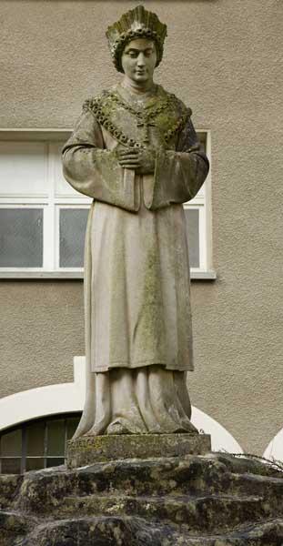 Bâtiment de la Maison de retraite 'Elisabeth de Surville', anciennement bâtiment de la Communauté. Monument du Centenaire (1937), situé dans la cour. Détail : figure centrale.