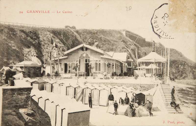 '94. Granville - Le Casino [Vue prise de l''est 2e casino].- Carte postale, J. Puel, phot., n.d., vers 1905, n. et b., 17,7 x 8,8 cm. (Musée du Vieux Granville, Granville).'