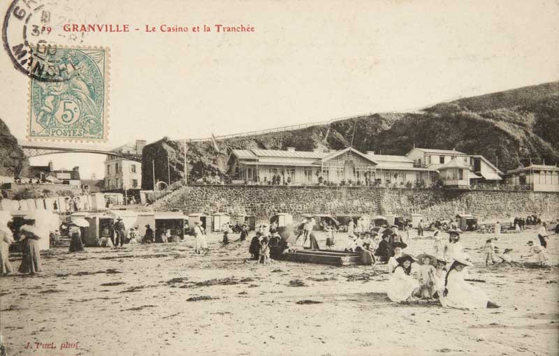 59. Granville. - Le Casino et la Tranchée. [2e casino, vue prise du nord].- Carte postale, J. Puel, n.d., vers 1905, avant 1908 [date du cachet de la poste], n. et b., 17,7 x 8,8 cm. (Musée du Vieux Granville, Granville. 1104).