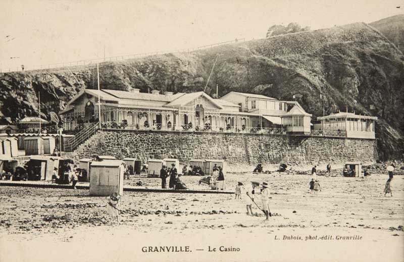 Granville. - Le Casino [Vue prise du nord-est 2e casino].- Carte postale, L. Dubois, phot.-édit., Granville, n.d., vers 1905, avant 1909 [date du cachet de la poste], n. et b., 17,7 x 8,8 cm. (Musée du Vieux Granville, Granville).