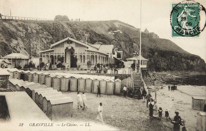 '52. Granville - Le Casino [Vue prise de l''est 2e casino].- Carte postale, LL. éd., n.d., vers 1905, avant 1909 [date du cachet de la poste], n. et b., 17,7 x 8,8 cm. (Musée du Vieux Granville, Granville).'