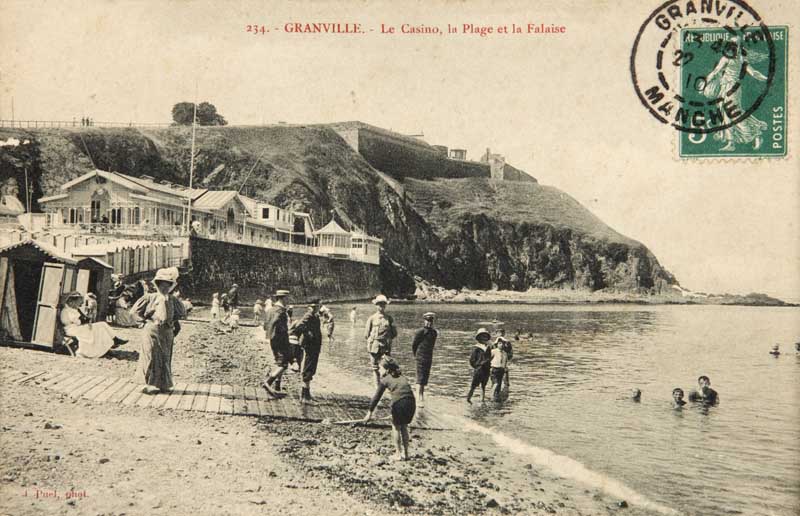 234. - Granville. - Le Casino, la Plage et la Falaise. [Vue prise du nord-est 2e casino].- Carte postale, J. Puel, phot., n.d., vers 1905, avant 1910 [date du cachet de la poste], n. et b., 17,7 x 8,8 cm. (Musée du Vieux Granville, Granville. 1619).