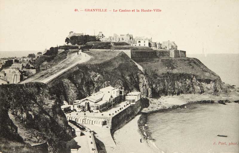 40. - Granville. - Le Casino et la Haute-Ville. Vue prise du nord-est [2e casino].- Carte postale, J. Puel, phot., n.d., vers 1900, n. et b., 17,7 x 8,8 cm. (Musée du Vieux Granville, Granville. 79.30.1).