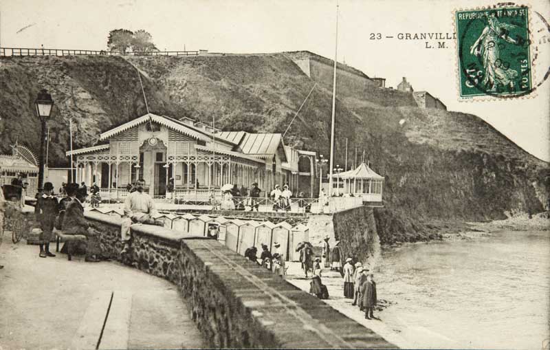 '23 - Granville. Le Casino [Vue prise de l''est 2e casino].- Carte postale, L.M. éd., n.d., vers 1905, avant 1909 [date du cachet de la poste], n. et b., 17,7 x 8,8 cm. (Musée du Vieux Granville, Granville).'