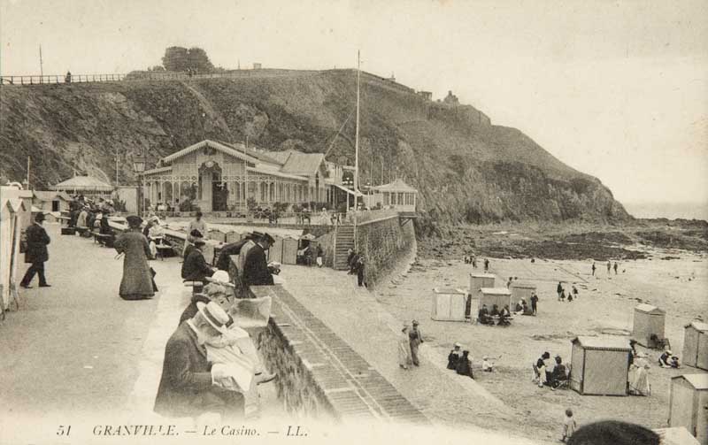 '51. Granville. - Le Casino. Vue prise de l''est [2e casino].- Carte postale, LL. éd., n.d., vers 1905, n. et b., 17,7 x 8,8 cm. (Musée du Vieux Granville, Granville).'