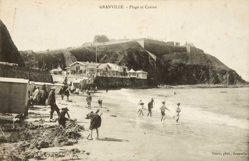 Granville. - Plage et Casino. Vue prise du nord-est [2e casino].- Carte postale, Coron, phot., Granville, n.d., vers 1905, n. et b., 17,7 x 8,8 cm. (Musée du Vieux Granville, Granville).