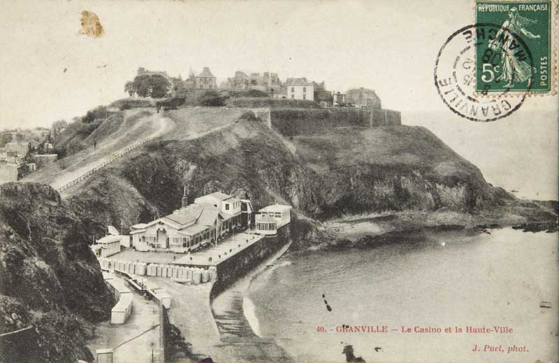 40. - Granville - Le Casino et la Haute-Ville. Vue prise du nord-est [2e casino].- Carte postale, J. Puel, phot., n.d., vers 1900, avant 1908 [date du cachet de la poste], n. et b., 17,7 x 8,8 cm. (Musée du Vieux Granville, Granville).