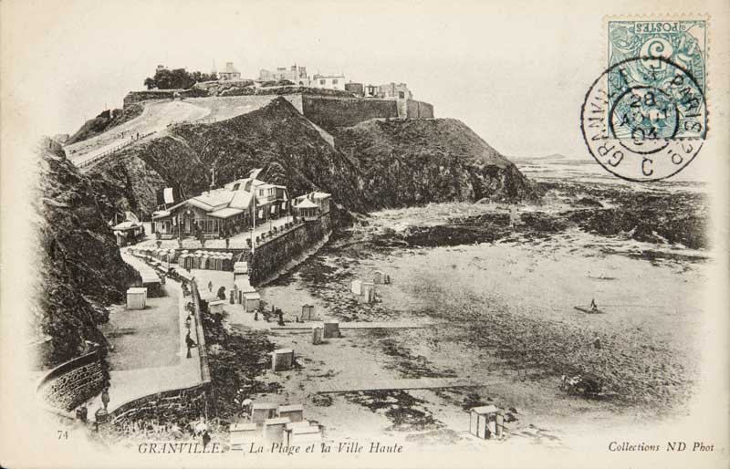 74. Granville. - La Plage et la Ville Haute. Vue prise du nord-est [2e casino].- Carte postale, Collections ND Phot., n.d., vers 1900, avant 1904 [date du cachet de la poste], n. et b., 17,7 x 8,8 cm. (Musée du Vieux Granville, Granville).