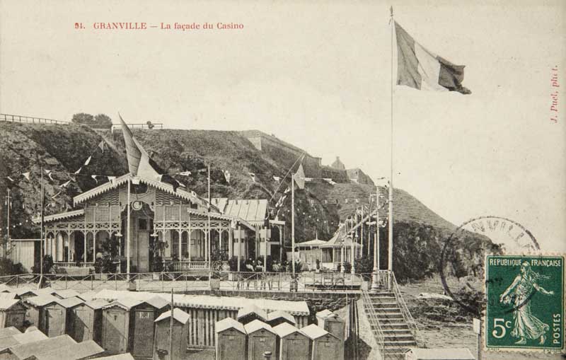 '94. Granville - La façade du Casino [Vue prise de l''est 2e casino].- Carte postale, J. Puel, phot., n.d., vers 1905, avant 1907 [date du cachet de la poste], n. et b., 17,7 x 8,8 cm. (Musée du Vieux Granville, Granville).'