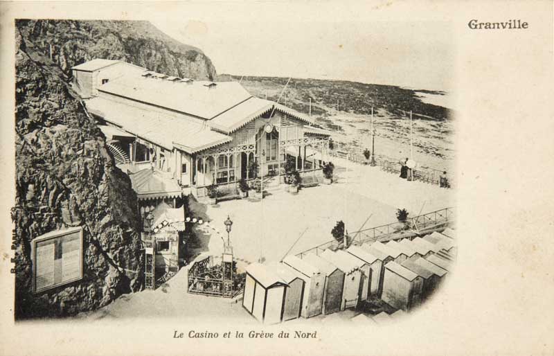 Granville. Le Casino et la Grève du Nord [Vue prise du sud-est 2e casino].- Carte postale, B.F. éd., n.d., vers 1905, n. et b., 17,7 x 8,8 cm. (Musée du Vieux Granville, Granville).