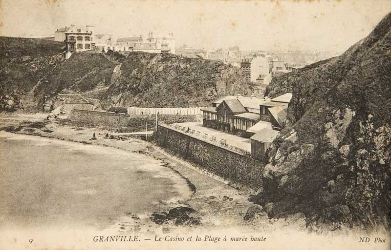 9. Granville. - Le Casino et la Plage à Marée haute. Vue prise du nord-ouest [2e casino].- Carte postale, ND Phot., n.d., vers 1890, n. et b., 17,7 x 8,8 cm. (Musée du Vieux Granville, Granville).