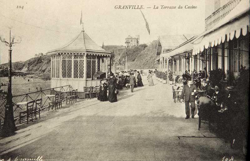 '104. Granville. - La Terrasse du Casino [Vue prise de l''ouest 2e casino].- Carte postale, n.s., n.d., vers 1905, n. et b., 17,7 x 8,8 cm. (Musée du Vieux Granville, Granville).'