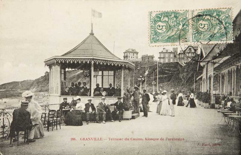 '166. Granville. - Terrasse du Casino, Kiosque de l''orchestre [Vue prise de l''ouest 2e casino].- Carte postale, J. Puel, phot., n.d., vers 1905, n. et b., 17,7 x 8,8 cm. (Musée du Vieux Granville, Granville).'