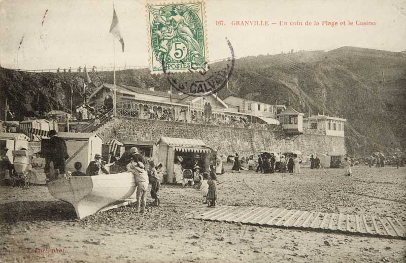 167. Granville - Un coin de la Plage et le Casino [Vue prise du nord-est 2e casino].- Carte postale, J. Puel, phot., n.d., vers 1905, n. et b., 17,7 x 8,8 cm. (Musée du Vieux Granville, Granville).