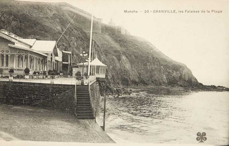 'Manche - 20 - Granville, les Falaises de la Plage [Vue de la terrasse du casino prise de l''est 2e casino].- Carte postale, MTIL éd., n.d., vers 1905, n. et b., 17,7 x 8,8 cm. (Musée du Vieux Granville, Granville).'