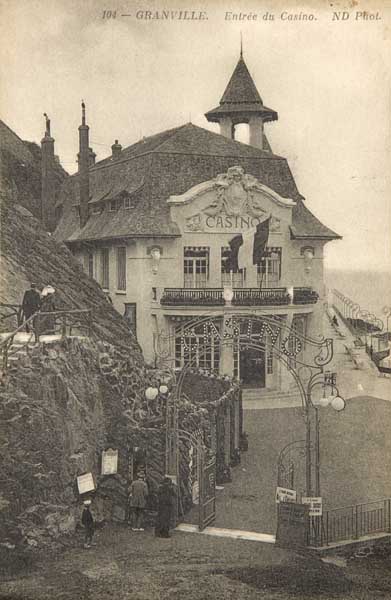 '104 - Granville. Entrée du Casino. [Vue prise de l''est, 3e casino].- Carte postale, ND Phot., n.d., entre 1911 et 1915 [date d''aménagement de la place], n. et b., 8,8 x 17,7 cm. (Musée du Vieux Granville, Granville).'