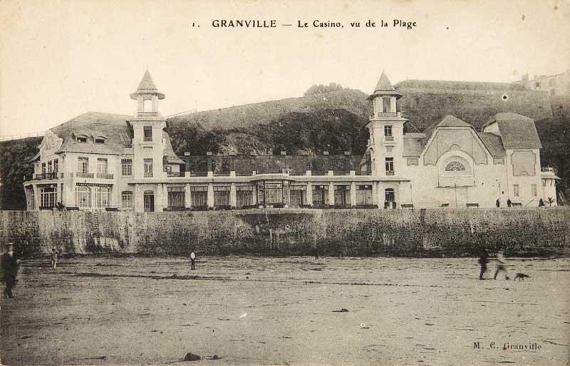 1. Granville - Le Casino, vu de la Plage. [Vue prise du nord, 3e casino].- Carte postale, M.C. Granville, n.d., vers 1911, n. et b., 17,7 x 8,8 cm. (Musée du Vieux Granville, Granville).