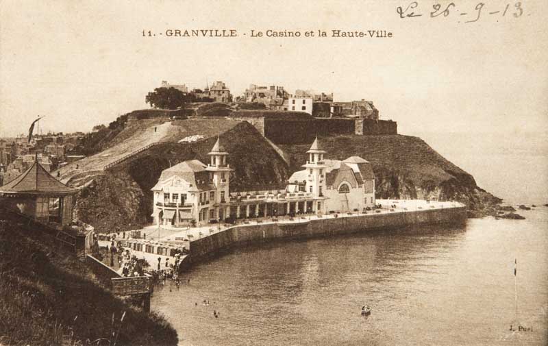 11. - Granville - Le Casino et la Haute-Ville. [Vue prise du nord-est, 3e casino].- Carte postale, J. Puel, phot., n.d., entre 1911 et 1913 [date manuscrite], n. et b., 17,7 x 8,8 cm. (Musée du Vieux Granville, Granville).