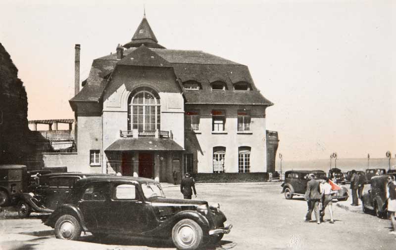 'Granville. Le Casino. [Vue de l''entrée sud, 3e casino].- Carte postale, éd. Edde, Granville, n.d., vers 1960, n. et b., 17,7 x 8,8 cm. (Musée du Vieux Granville, Granville).'