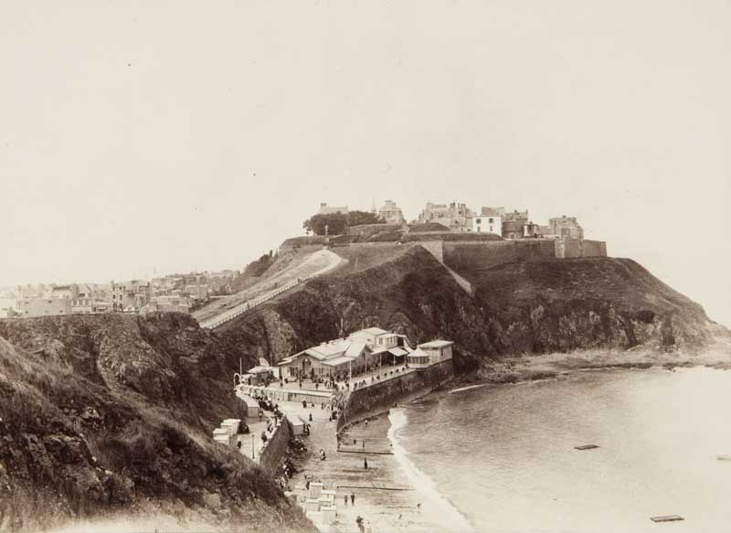 La Ville haute et la plage. Vue du casino prise du nord-est [2e casino].- Photographie ancienne, n.s., n.d., vers 1890. Tirage original sur papier albuminé contrecollé sur carton, n. et b., 11 x 8 cm. (Musée du Vieux Granville, Granville).