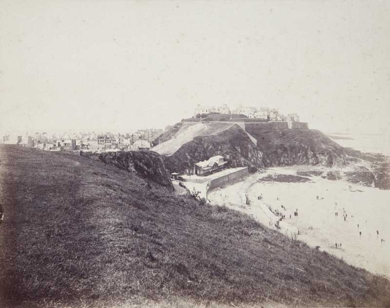 La Ville haute et la plage. Vue prise du nord-est [2e casino].- Photographie ancienne, n.s., n.d., vers 1870. Tirage original sur papier albuminé contrecollé sur carton, n. et b., 25,5 x 20,3 cm. (Musée du Vieux Granville, Granville).