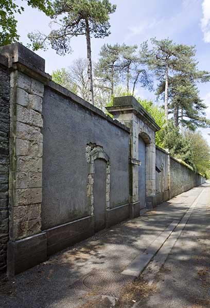 Vue du mur de l'hôpital prise de l'est.