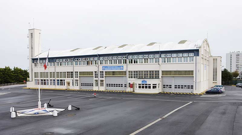 Vue de l'ancien hangar Subileau, actuellement caserne des marins-pompiers, prise de l'ouest (rue de l'Abbaye).