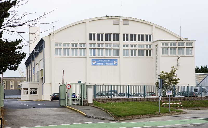 Vue de l'ancien hangar Subileau, actuellement caserne des marins-pompiers, prise du sud (rue de l'Abbaye).