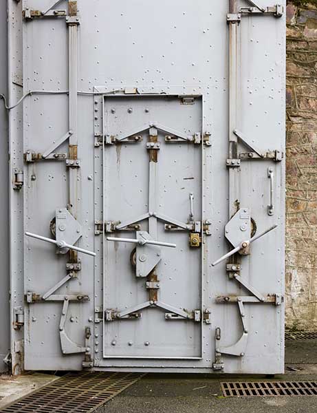 Porte d'entrée et son blindage.