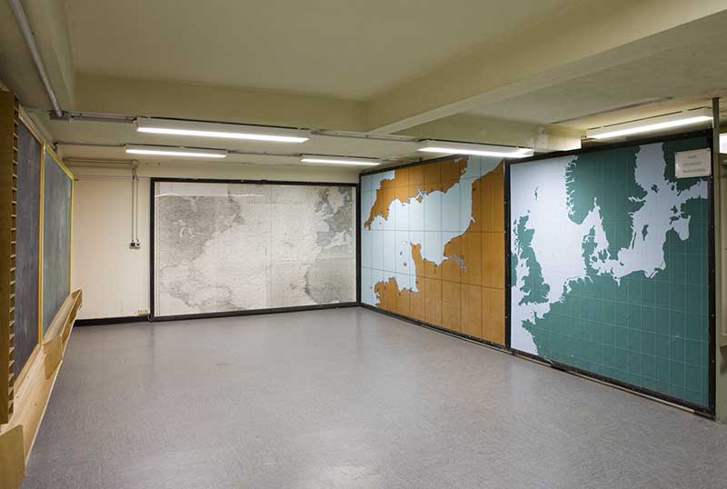 Salle des cartes du centre de commandement.