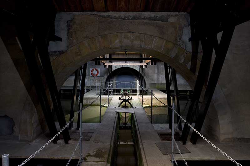 Vue de la salle des bassins prise du sud.