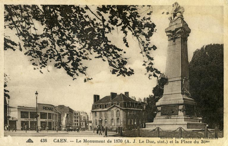 438 - CAEN - Le Monument de 1870 (A. J. Le Duc, stat.) et la place du 36e. Carte postale CAP Editions des Nouvelles Galeries, années 1930. (CAen, Musée de Normandie, n°inv. 87-10-01-300).