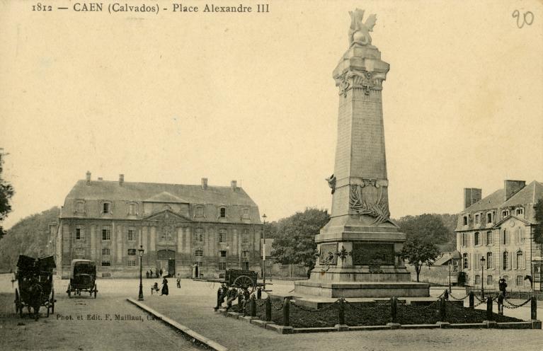 1812 - CAEN (Calvados) - Place Alexandre III. Carte postale Phot. et Edit. F. Maillaut Caen. (Caen, Musée de Normandie, n°inv. 87-10-01-299).