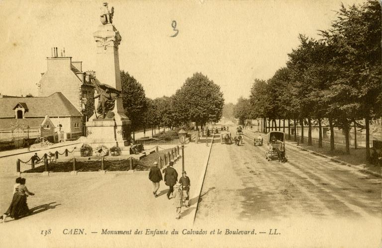 138 CAEN Monument des Enfants du Calvados et le Boulevard. Carte postale LL (Caen, Musée de Normandie, n°inv. 87-10-01-302).