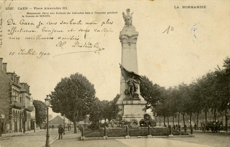 2727 CAEN - Place Alexandre III. Monuments élevés aux Enfants du Calvados tués à l'ennemi pendant la Guerre de 1870-1871. Carte postale La C.P.A., collection La Normandie, avant 1904. (Caen, Musée de Normandie, n° d'Inv. 87-10-01-301).