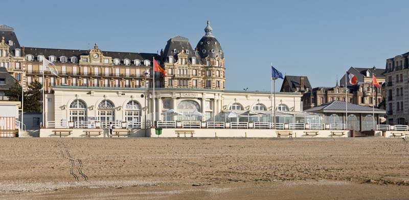 'Vue d''ensemble prise du nord-ouest depuis la plage.'