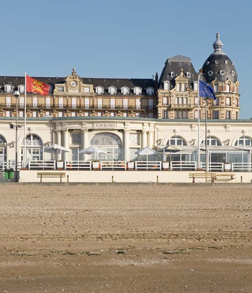 Houlgate, le Grand Casino, vue partielle prise du nord-ouest depuis la plage. ; Vue partielle prise du nord-ouest depuis la plage. ; Houlgate. Vue partielle du casino prise du nord-ouest depuis la plage.