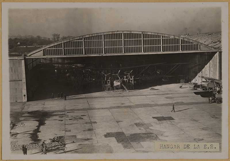 HANGAR DE LA E. 2.- Carte postale. (Ministère de la Défense, service historique de la Marine, Cherbourg-Octeville. 3K 542).